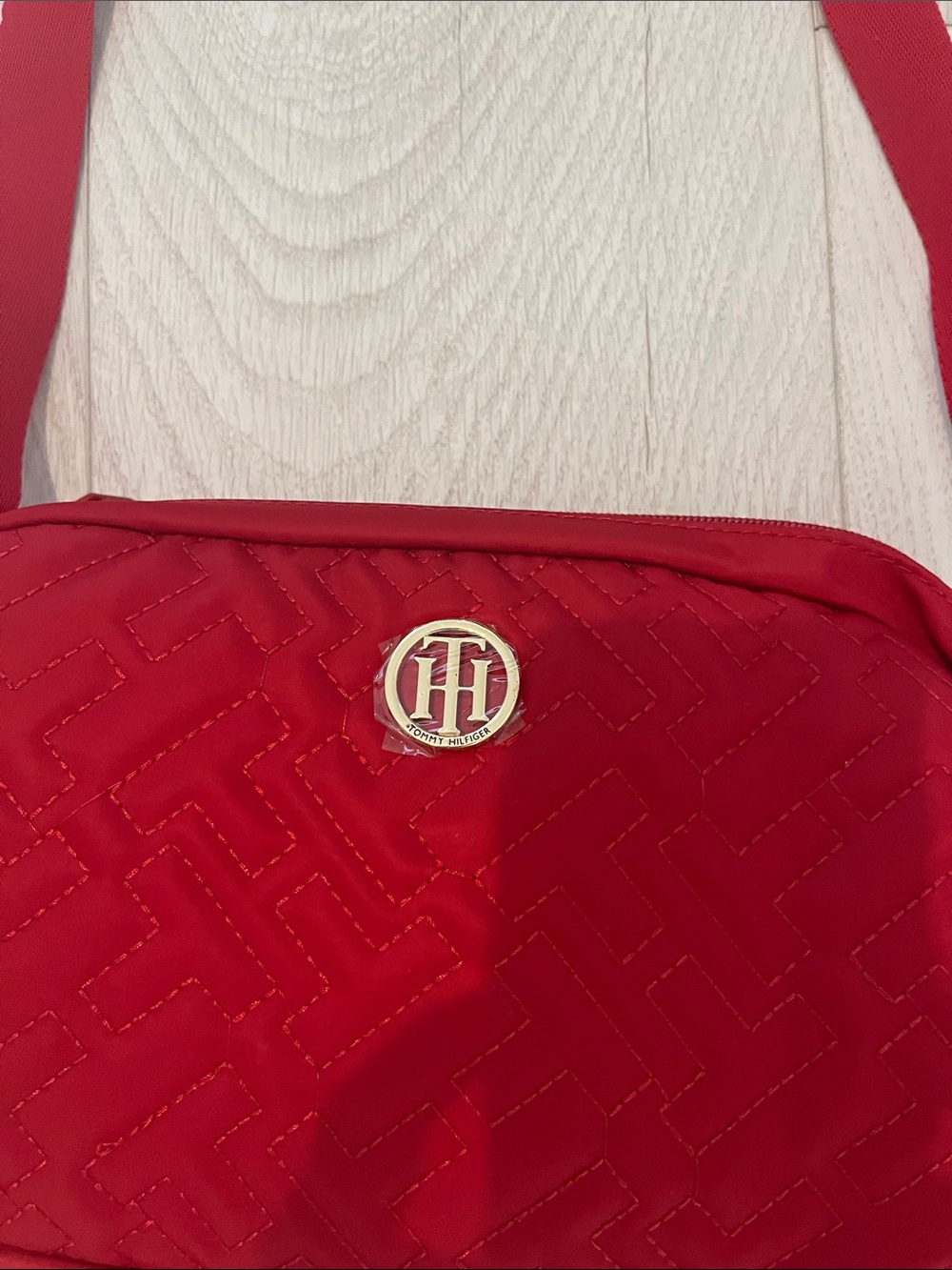 Tommy Hilfiger Red Quilted Camera Crossbody - Picture 2 of 4